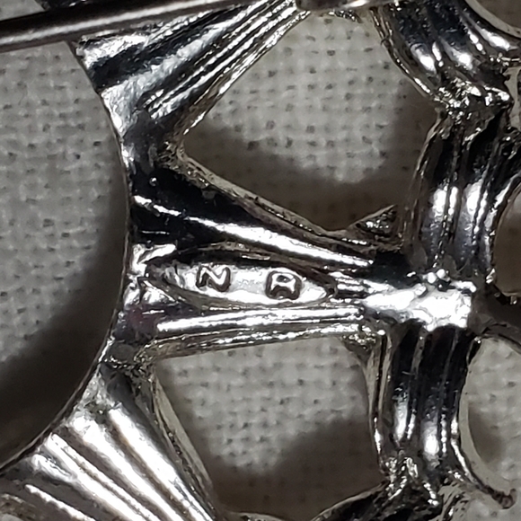 Beautiful Vintage Avon "Circle of Angels" Silvertone and Goldtone Brooch - Picture 8 of 8